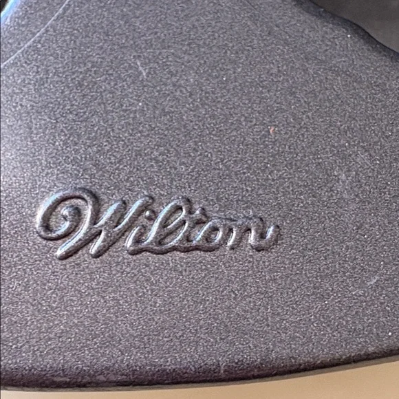 Wilton cupcake heart shaped baking pan - Picture 2 of 4